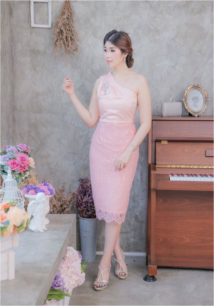ชุดออกงาน/ชุดไปงานแต่งงานสีชมพูโอรส ไหล่เฉียง ทรงเข้ารูป แนวเรียบหรู สวยสง่า