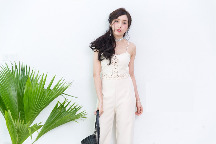 จั๊มสูทกางเกงขายาวสีครีม สายเดียว เข้ารูป แต่งรูปไม้ สวยเก๋ แอบเซ็กซี่เบาๆ