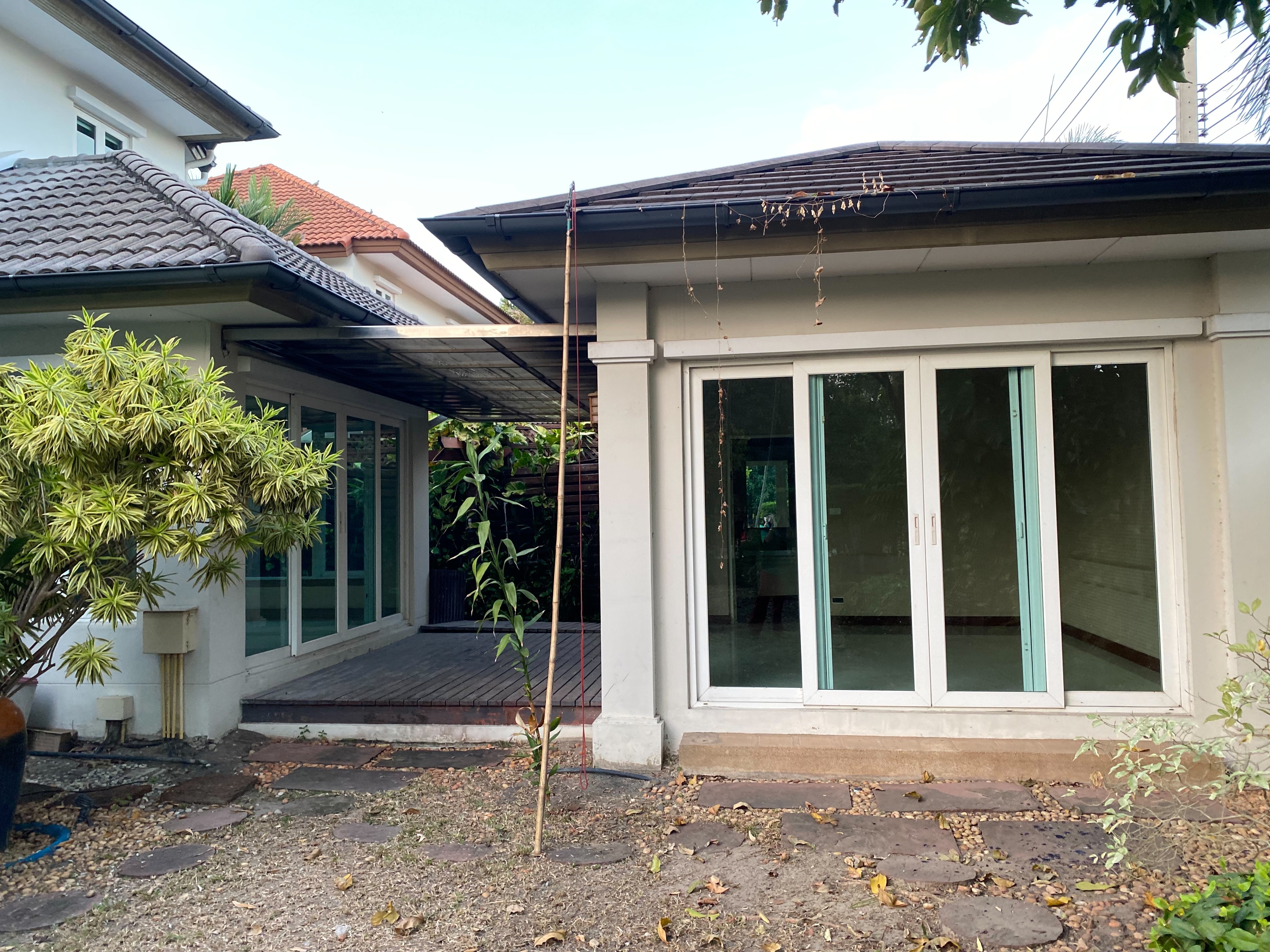 ขายบ้านเดี่ยว 2 ชั้น หลังมุม หมู่บ้าน ลัดดารมย์ วัชรพล เฟส 3 3 ห้องนอน พร้อมเรือนรับรอง (ห้องกระจก) 1 มีห้องน้ำในตัว