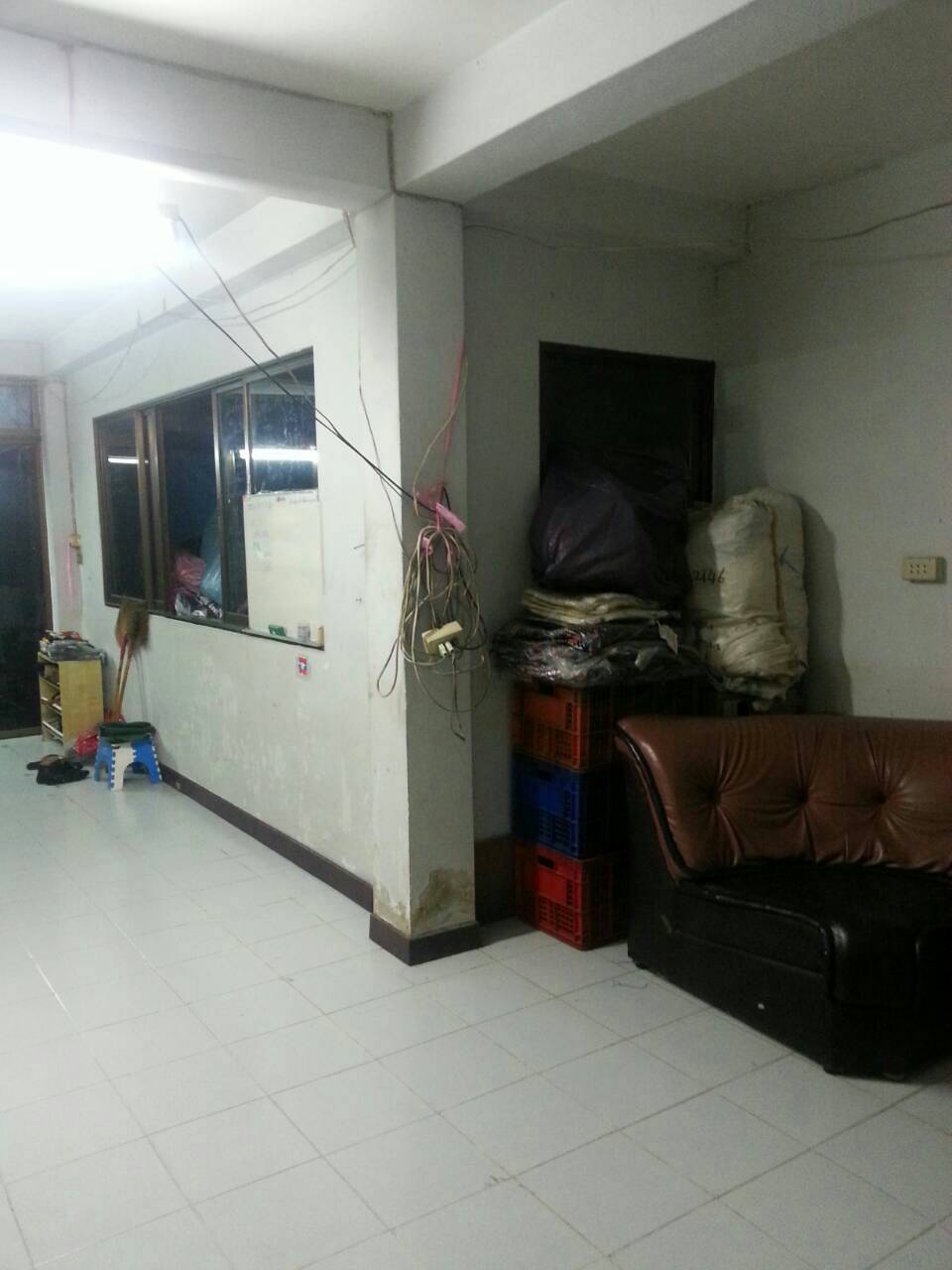 ขายทาวน์เฮ้าส์ 3 ชั้น 4 ห้องนอน 1 ห้องครัว 2 ห้องน้ำ พื้นที่ 30 ตร.ว