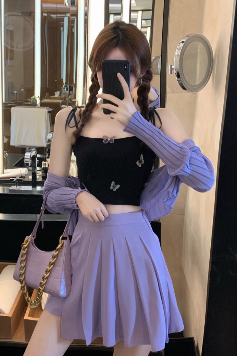 พรีออเดอร์ : ชุดเซ็ทแฟชั่น เสื้อสายเดี่ยวสีดำแต่งลายผีเสื้อ / กระโปรงจีบรอบสีม่วงผ่าข้าง / เสื้อคลุมไหมพรมครอปสั้นแขนยาว (ราคาแยกชิ้น)