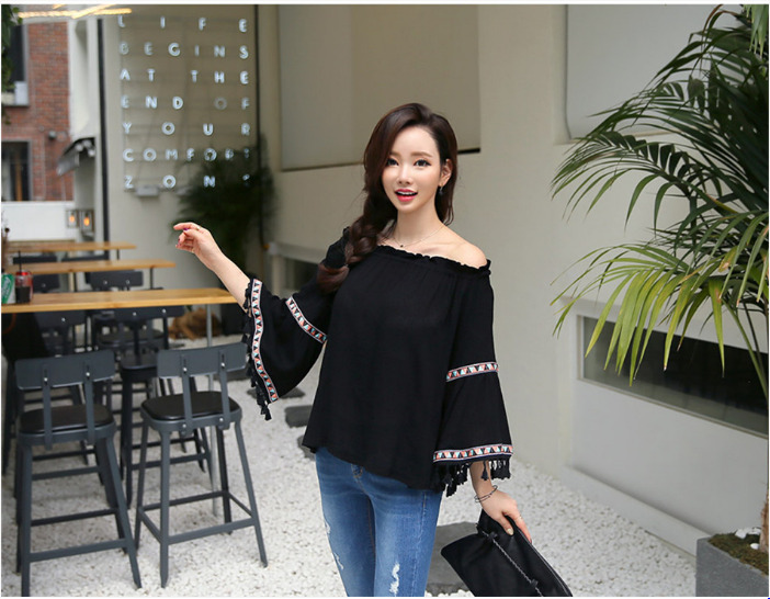 แฟชั่นริมทะเลสวยๆ เสื้อเปิดไหล่สีดำ ทรงปล่อย แขนยาว ลุคน่ารัก ใส่เที่ยวทะเลสวยเก๋