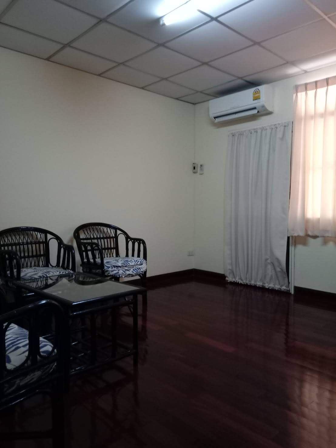 ให้เช่าทาวน์เฮ้าส์ 2 ชั้น หัวมุมถนน อยู่ในหมู่บ้าน กาญจนา ซอย จ่าบัน ศรีราชา 4 ห้องนอน 35,000 /ต่อเดือน