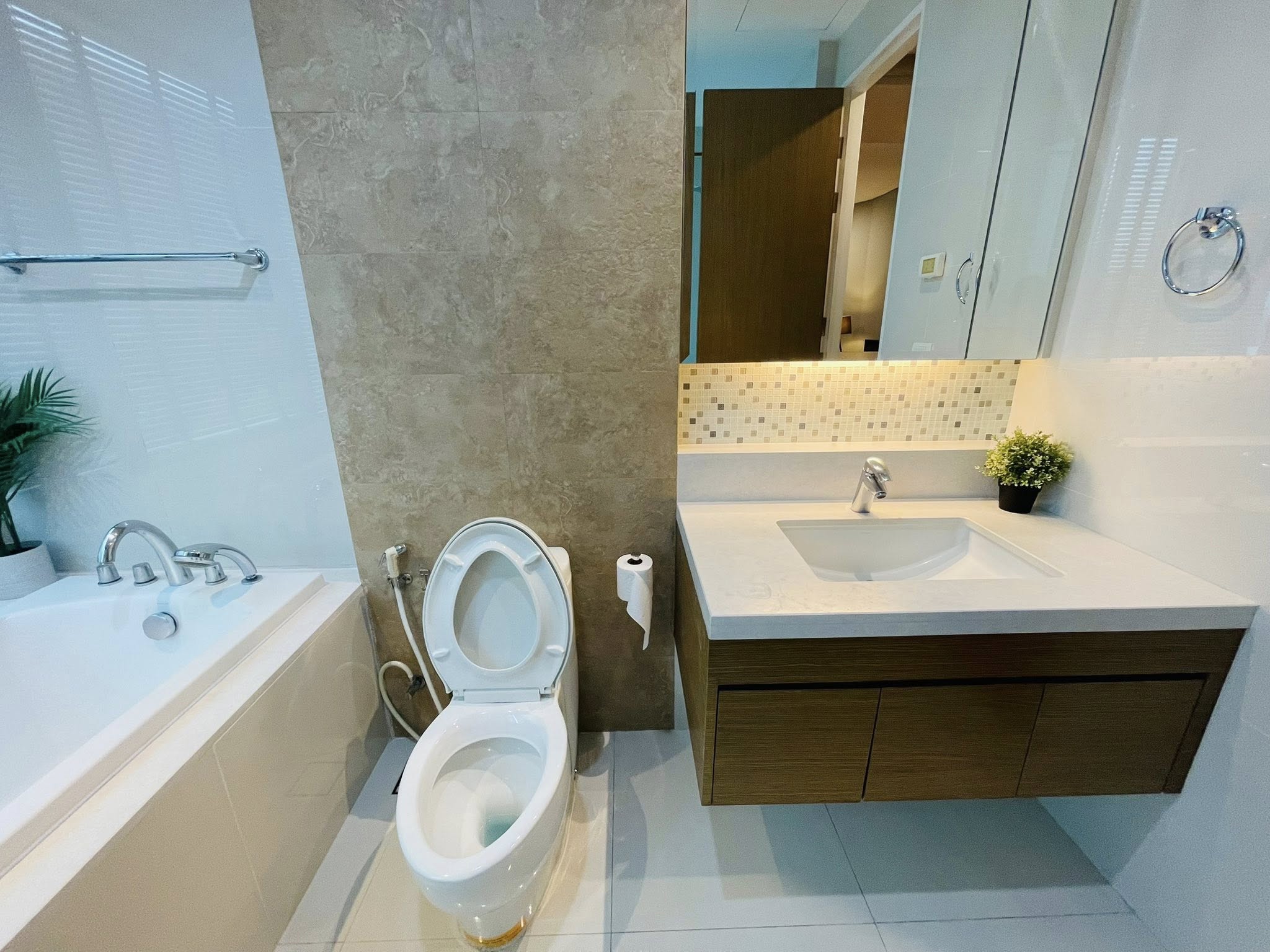 ให้เช่าคอนโด ไบรท์ สุขุมวิท 24 / For Rent Bright Sukhumvit 24 (English below)