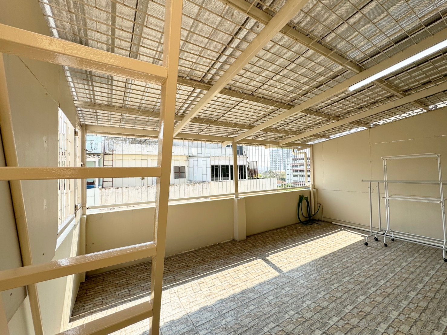 ขาย / ให้เช่าทาวน์เฮ้าส์ 4 ชั้น เนื้อที่ 31.5 ตร.วา พื้นที่ใช้สอยกว่า 300 ตร.เมตร หมู่บ้านวราธรวิลล์ พัฒนาการ 44 พร้อมอยู่