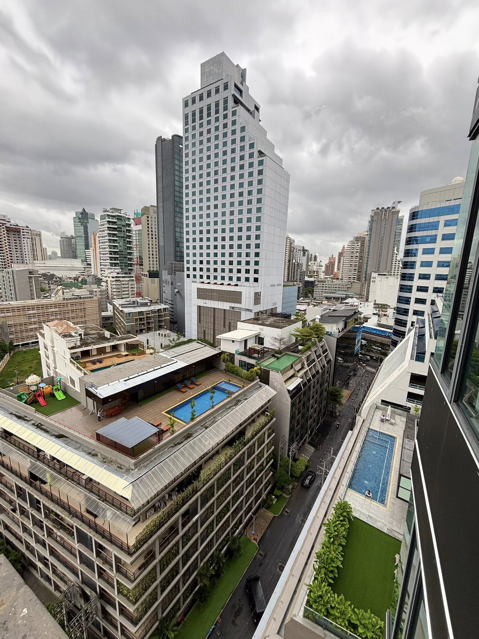 🏢 ให้เช่าคอนโด! Edge Sukhumvit 23 (เอดจ์ สุขุมวิท 23) ห้องมุม ชั้น 10 ขนาด 42 ตร.ม. แบบ 1 ห้องนอน พร้อม อ่างอาบน้ำ