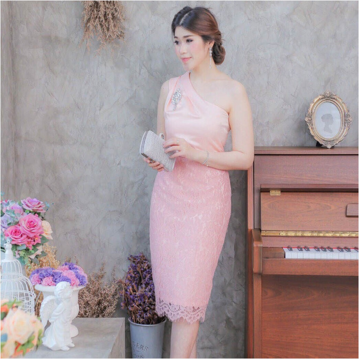 ชุดออกงาน/ชุดไปงานแต่งงานสีชมพูโอรส ไหล่เฉียง ทรงเข้ารูป แนวเรียบหรู สวยสง่า