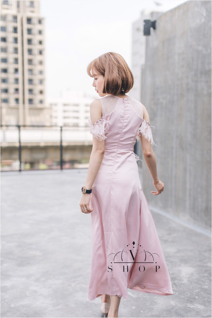 ชุดเดรสยาวออกงานสีชมพู แต่งขนฟรุ่งฟริ้งช่วงอก แนวสวยชิค น่ารัก ดูดี เหมาะสำหรับใส่เป็นชุดออกงาน ชุดไปงานแต่งงาน