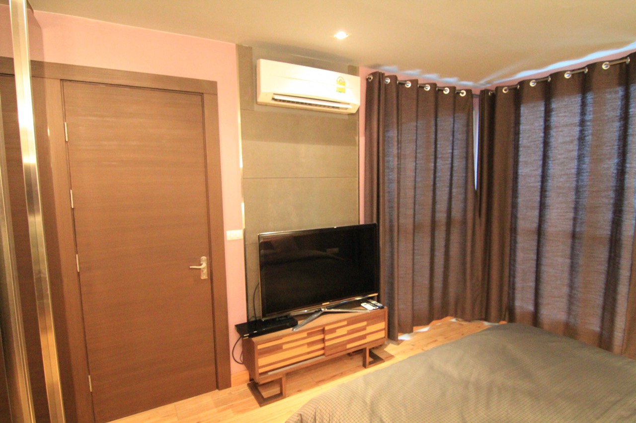 ให้เช่าคอนโด rhythm ratchada 1 ห้องนอน ห้องขนาด 46 ตร.ม. ชั้น14 ห้องตกแต่งแบบ loft ห้อง พื้น ตึก B ชั้น1 x วิวสระว่ายน้ำ