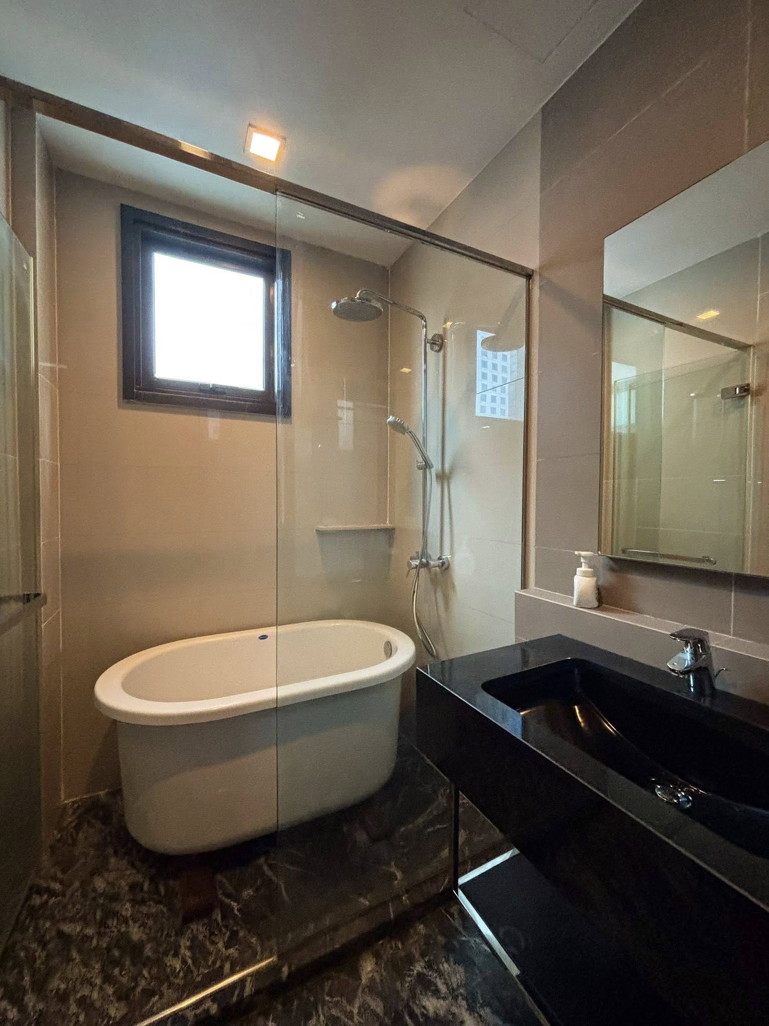 🏢 ให้เช่าคอนโด! Edge Sukhumvit 23 (เอดจ์ สุขุมวิท 23) ห้องมุม ชั้น 10 ขนาด 42 ตร.ม. แบบ 1 ห้องนอน พร้อม อ่างอาบน้ำ