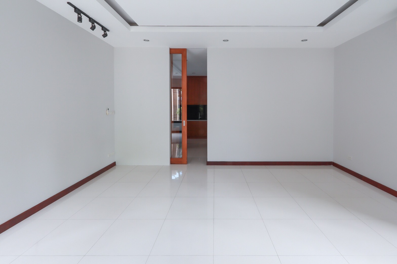 ให้เช่าบ้านเดี่ยว 2 ชั้น มีสระว่ายน้ำส่วนตัว ใกล้เอกมัย / ทองหล่อ เพียง 700-800 เมตร อยู่ถนนประดิษฐ์มนูญธรรม (ซอย ยืนยง)