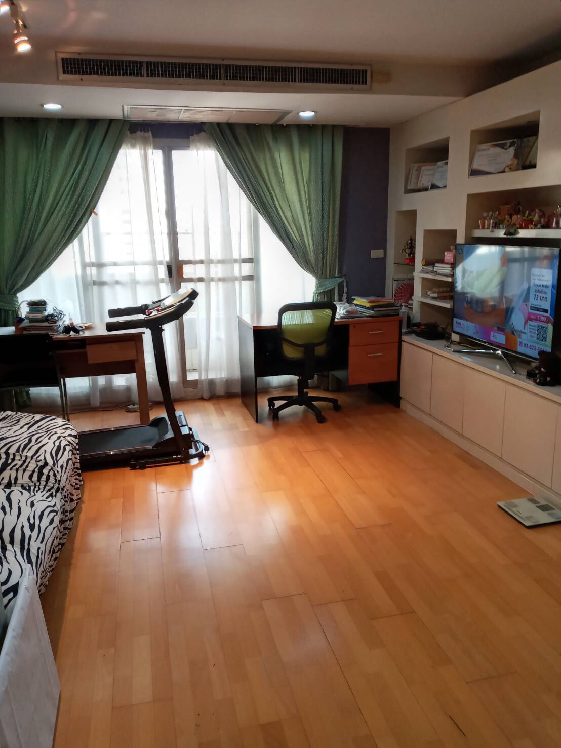 ขายคอนโด Baan Sukhumvit (บ้าน สุขุมวิท) แบบห้องมี 2 ห้องนอน 2 ห้องน้ำ (bathtub 1 & shower 1) มี 1 ห้องรับแขก 1 ห้องครัว