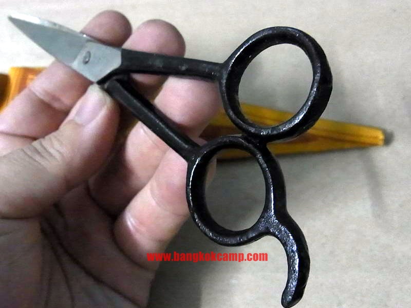 กรรไกรตัดผมเหล็กหล่อโบราณ ใหม่เก่าเก็บ ในซองกระดาษเดิมๆ สภาพเดิม