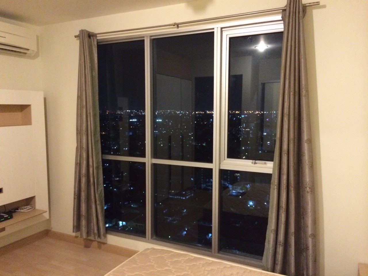 ให้เช่า คอนโด rhythm ratchada 1 ห้องนอน ขนาด 35 ตรม. ทิศใต้ วิวสระ ชั้น 26 18,000 บ./ เดือน ทิศใต้แดดไม่ร้อน เป็นห้องห้องมุมเป็นส่วนตัววิวสวยมาก