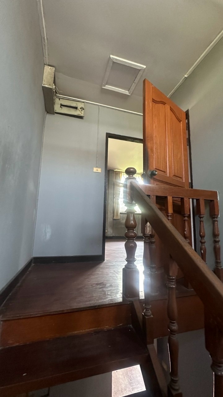 ให้เช่าบ้านเดี่ยว 2 ชั้น ซอยลาดพร้าว 1 แยก 25 มี 5 ห้องนอน 3 ห้องน้ำ 1 ห้องครัว 1 ห้องรับแขก นอกบ้านมีห้องเก็บของ