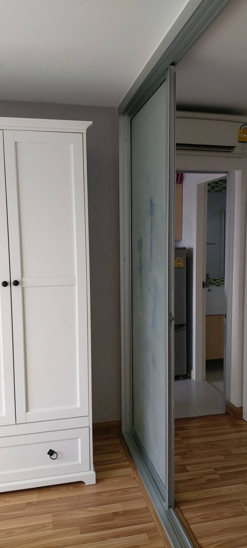 ขายคอนโด The Green Condo 3 เดอะ กรีน คอนโด 3 เฟส : 3 ชั้น: 7 แบบ 1 ห้องนอน 1 ห้องน้ำ 1 ห้องนั่งเล่นและ 1 ห้องครัว ขนาด 31.5 ตารางเมตร