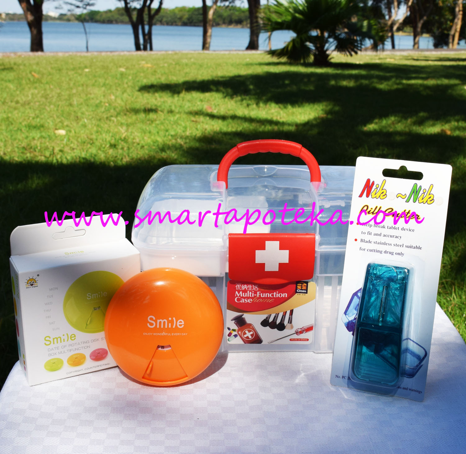 PK MED กล่องใส่ยาสามัญประจำบ้าน Size "S" (แดง) + ตลับใส่เม็ดยา smile candy (สีส้ม) + ที่ตัดเม็ดยา (สีเขียว/น้ำเงิน)