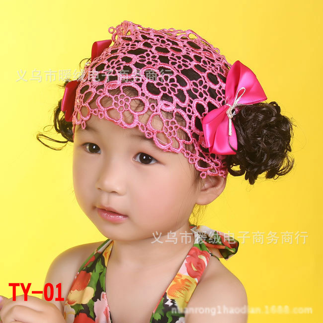 ผ้าคาดผมเด็กลูกไม้สีชมพูเข้ม แต่งโบว์และปอยผมสองข้าง
