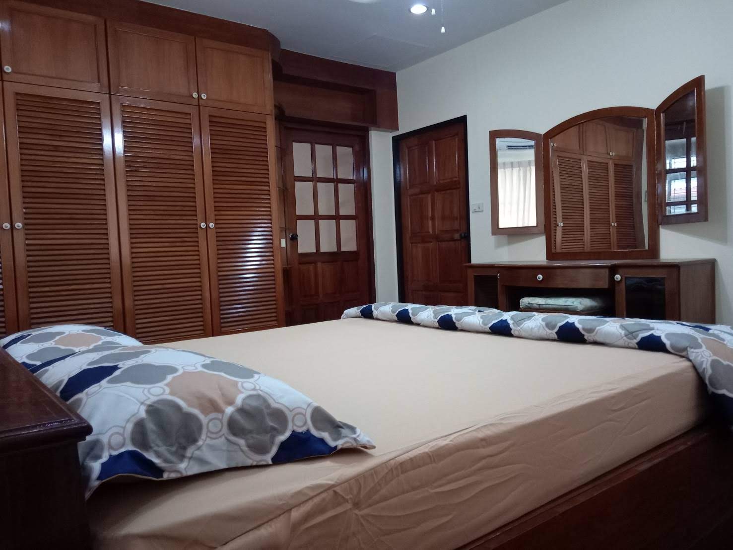 ให้เช่าทาวน์เฮ้าส์ 2 ชั้น หัวมุมถนน อยู่ในหมู่บ้าน กาญจนา ซอย จ่าบัน ศรีราชา 4 ห้องนอน 35,000 /ต่อเดือน