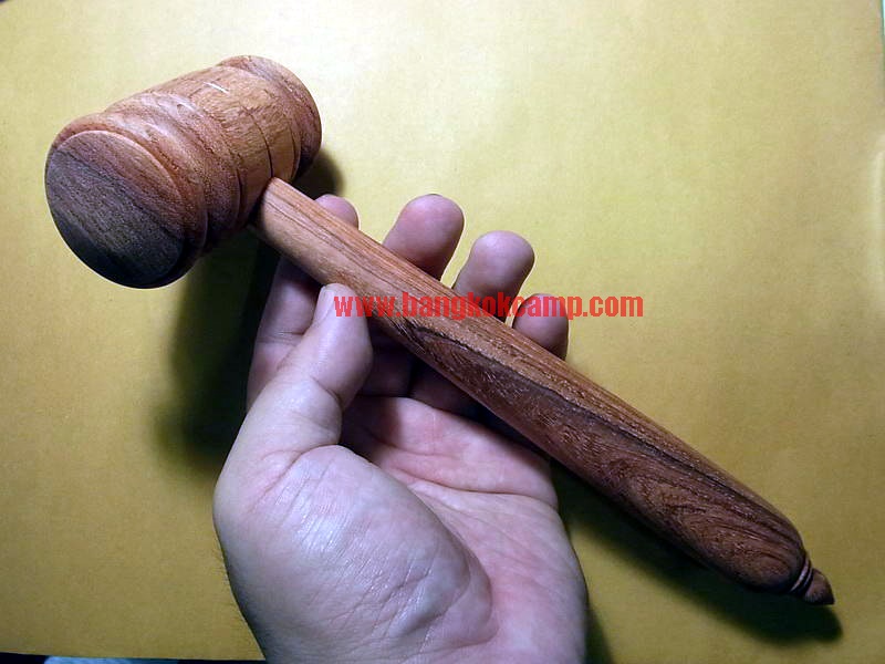 ค้อนไม้ประดู่ ยาว9.5นิ้ว.....ใช้ตอกงานเกี่ยวกับหน ังได้, หรืองานตอกที่กลัวตัวตอกหัวจะพังใช้ไม้ตอกจะช่วยซับแรงค รับ, ตอกลิ่มไม้, ตีระฆังได้