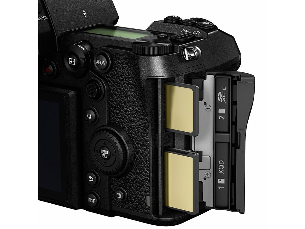 Panasonic Lumix S1 Mirrorless Camera Full Frame (Boby)