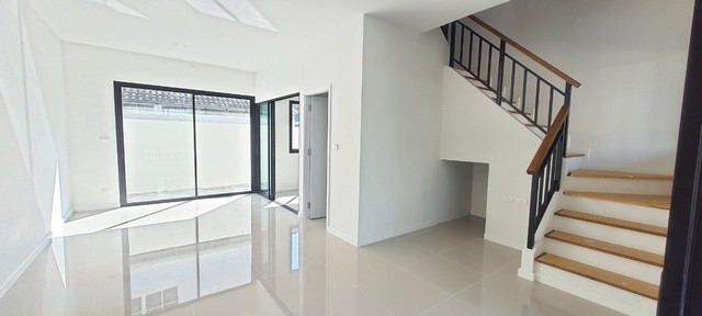 ขายด่วน ซื้อบ้านมีเงินทอน 800,000 บาท ทาวน์เฮ้าส์ไซส์ใหญ่ 2 ชั้น บ้านใหม่มือ 1 หน้ากว้าง 5.7 เมตร พื้นที่ 21 ตร.วา