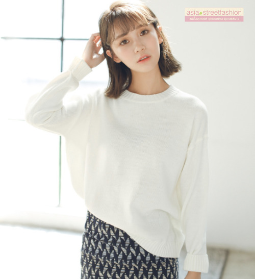Sweater เสื้อสเวทเตอร์แขนยาว สีขาว ทรงสวย จะใส่เดี่ยวไหรือใส่โค้ทคลุมก็เริ่ด