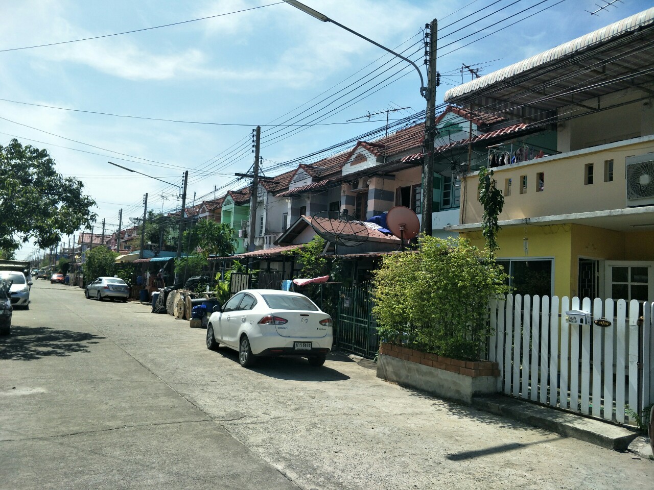 ขายทาวน์เฮ้าส์ 2 ชั้น ซื้อบ้านมีเงินทอน โครงการหมู่บ้าน คัทลิยา วิลล์ ลำลูกกา คลอง 3 — ติดถนนใหญ่ ไม่ต้องเข้าซอยย่อย