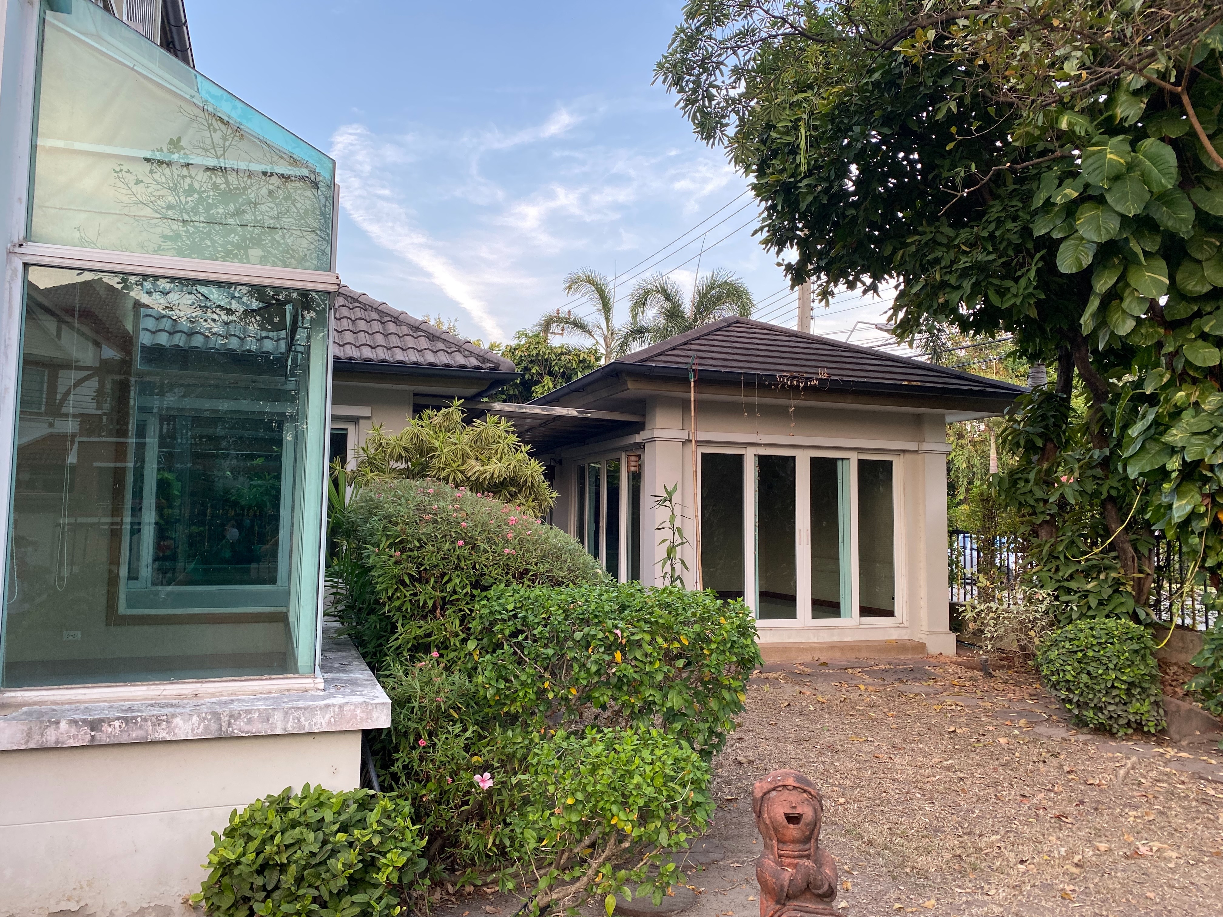 ขายบ้านเดี่ยว 2 ชั้น หลังมุม หมู่บ้าน ลัดดารมย์ วัชรพล เฟส 3 3 ห้องนอน พร้อมเรือนรับรอง (ห้องกระจก) 1 มีห้องน้ำในตัว