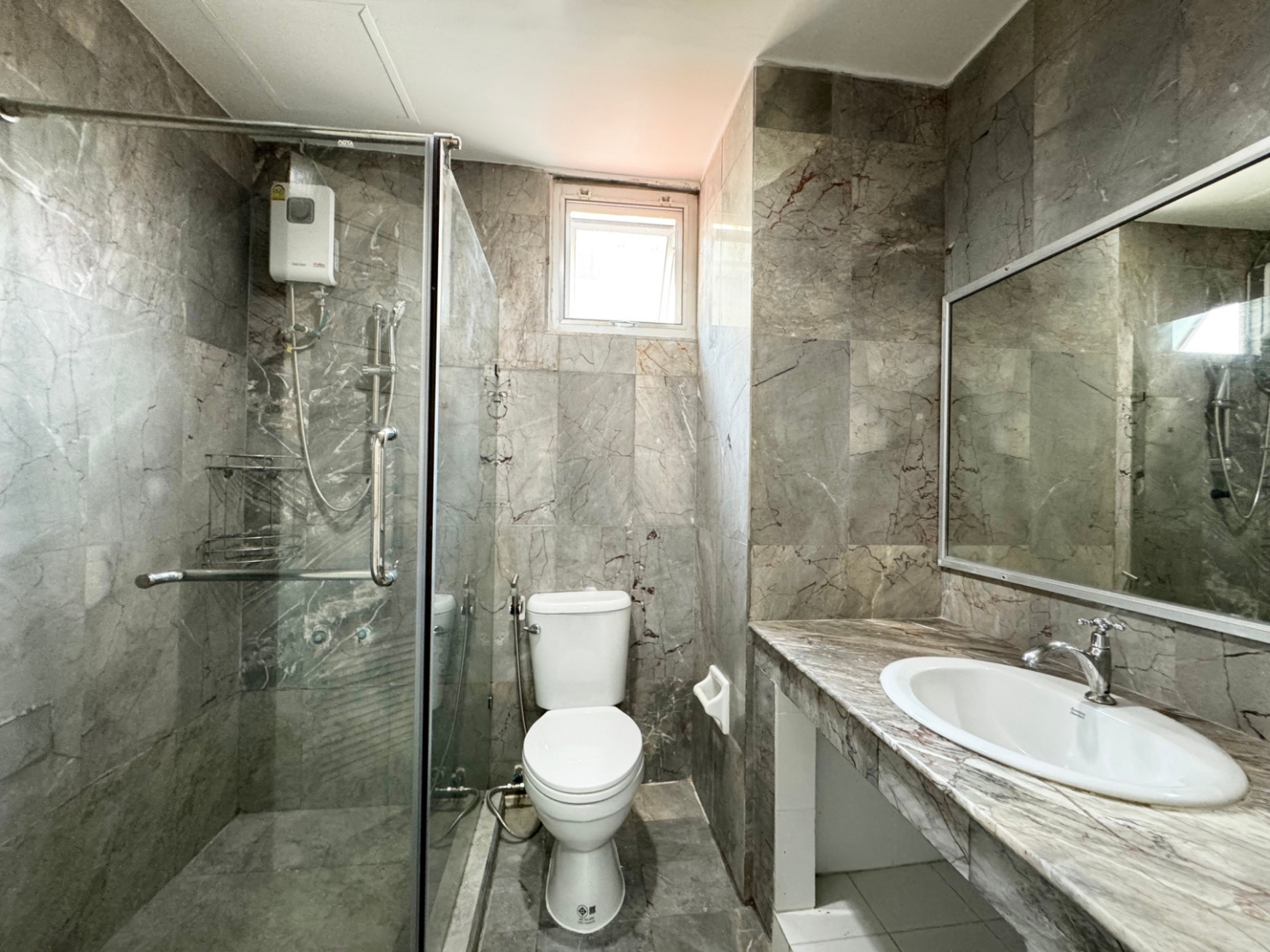 ขาย / ให้เช่าทาวน์เฮ้าส์ 4 ชั้น เนื้อที่ 31.5 ตร.วา พื้นที่ใช้สอยกว่า 300 ตร.เมตร หมู่บ้านวราธรวิลล์ พัฒนาการ 44 พร้อมอยู่