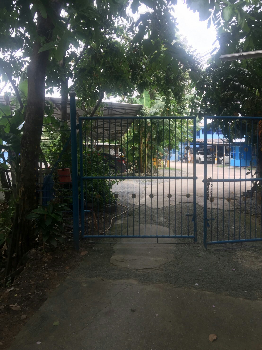 ขายที่ดินติดแม่น้ำเจ้าพระยา เนื้อที่ 4 ไร่ ส่วนเกินที่เป็นกรรมสิทธ์ที่ยื่นในน้ำ 2 ไร่ หน้ากว้างด้านแม่น้ำ 40 เมตร ลึก 150 เมตร