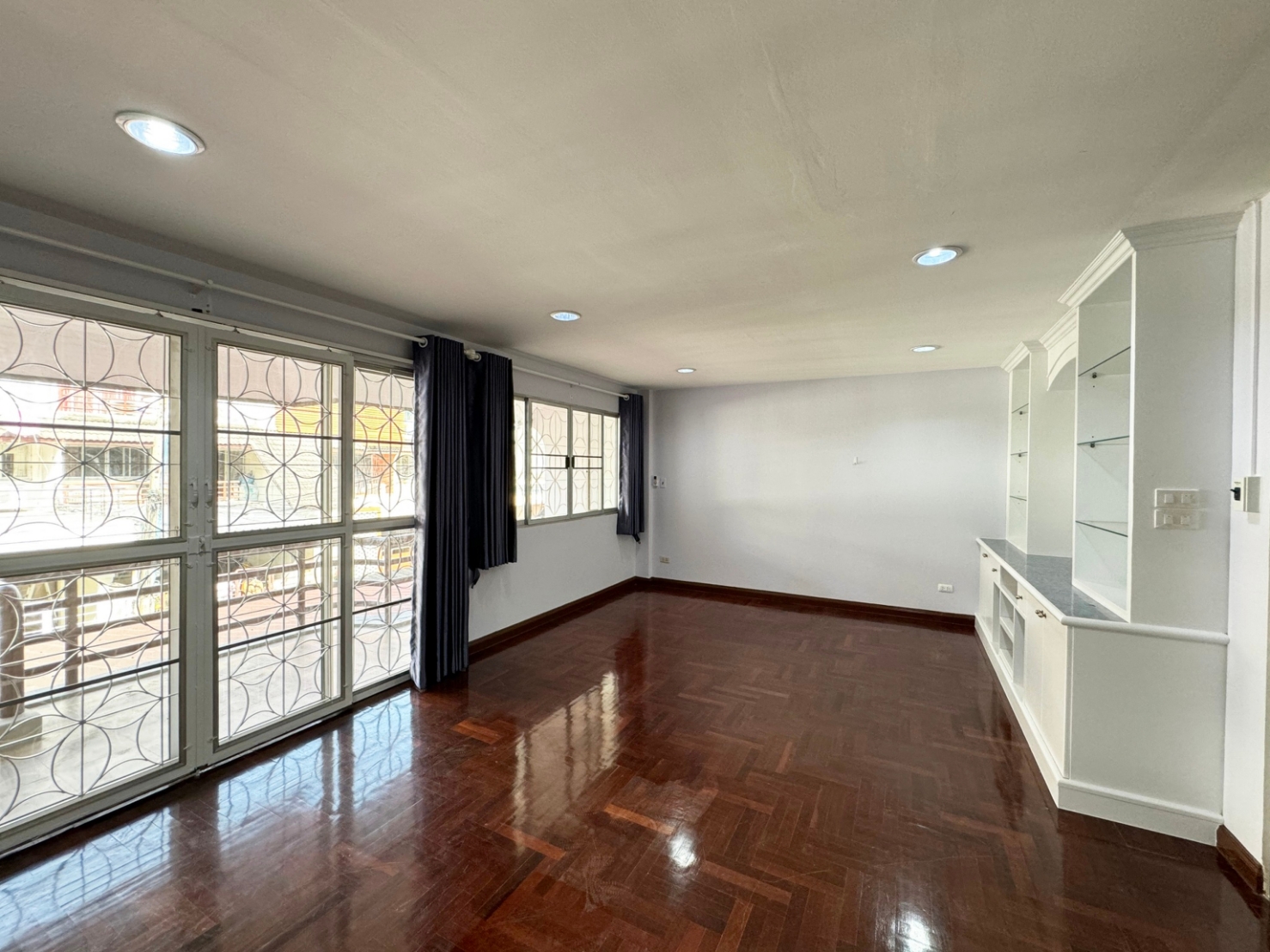 ขาย / ให้เช่าทาวน์เฮ้าส์ 4 ชั้น เนื้อที่ 31.5 ตร.วา พื้นที่ใช้สอยกว่า 300 ตร.เมตร หมู่บ้านวราธรวิลล์ พัฒนาการ 44 พร้อมอยู่