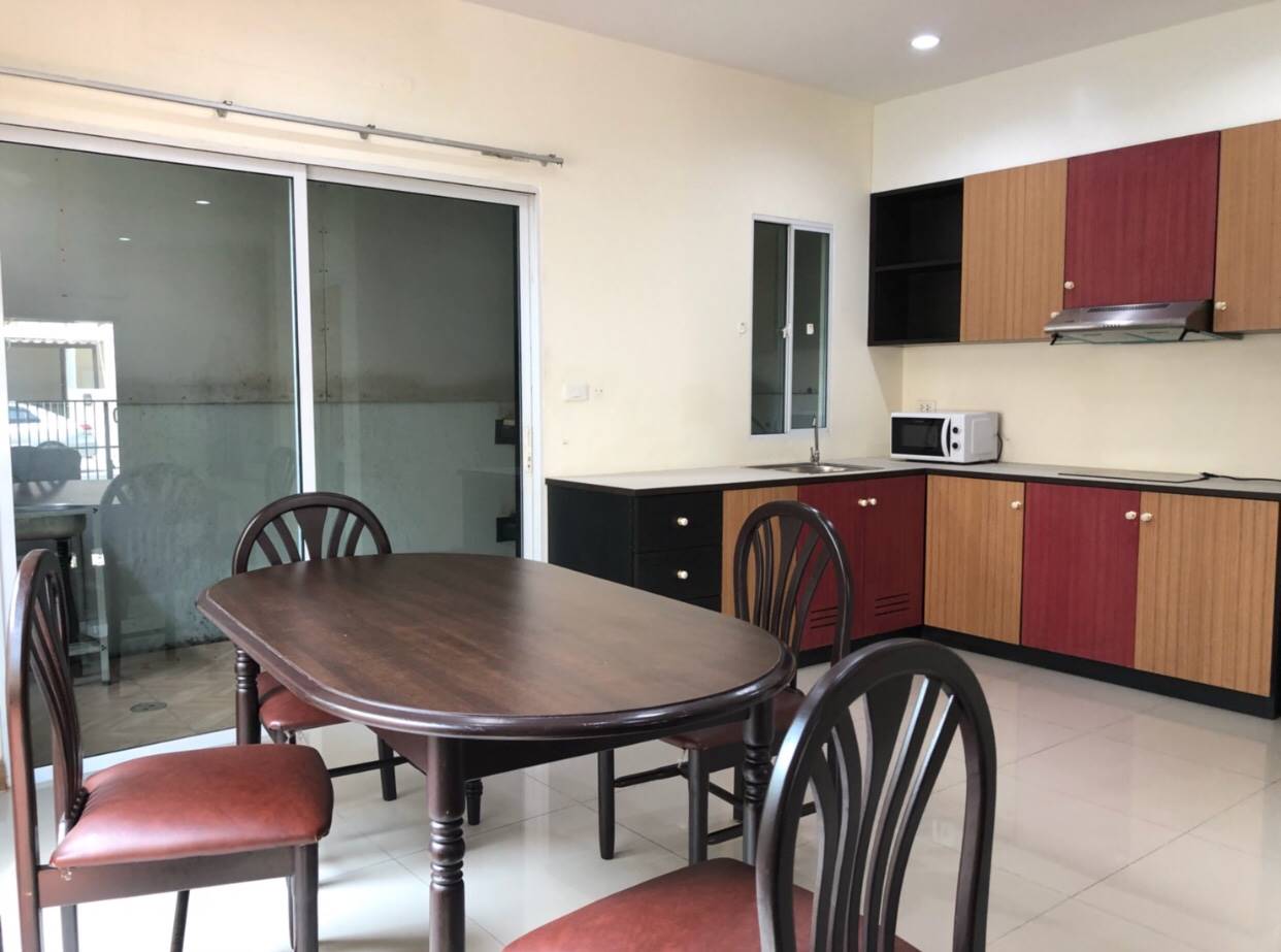 ให้เช่าทาวน์โฮม 3 ชั้น ต้นโครงการหมู่บ้านวิลเลต ซิตี้ ทำเลดี เข้าออกได้หลายทางทั้งซอยอ่อนนุช 39