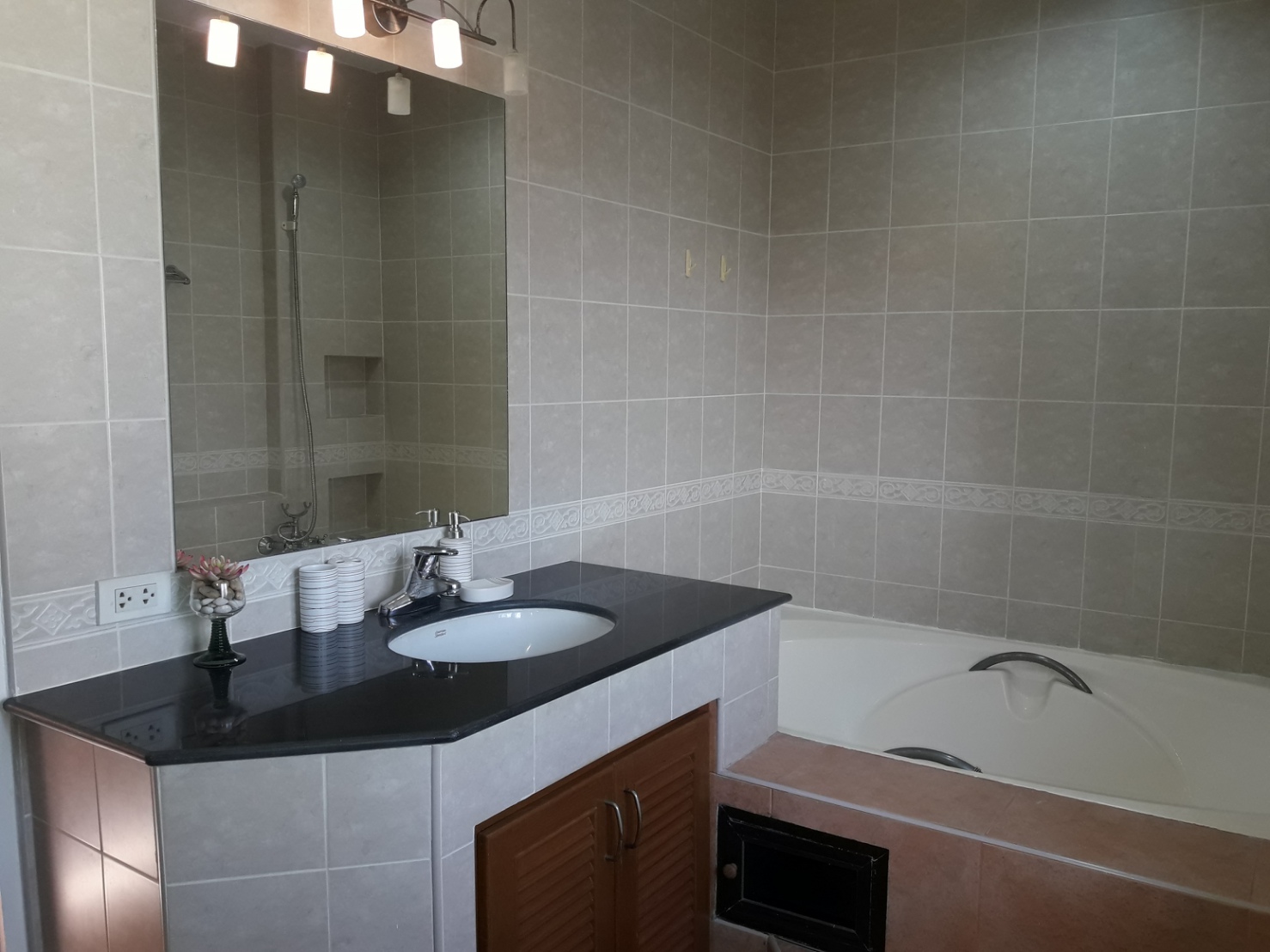 ขาย / เช่า บ้านเดียว 2 ชั้น หมู่บ้าน สยามเพส พัทยา ค่าเช่า 25,000 บาทต่อเดือนรายเดือน