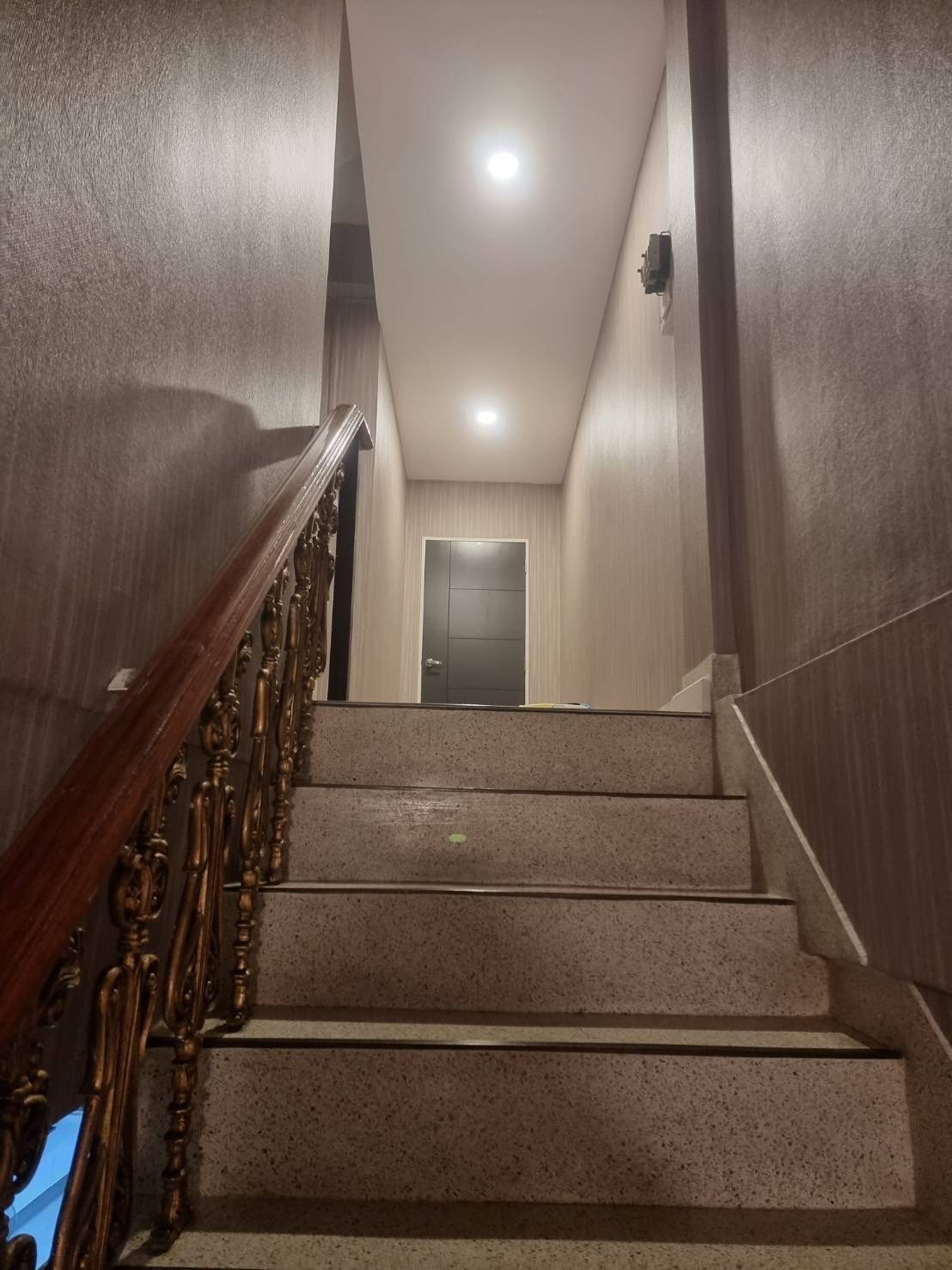 ปล่อยเช่าพร้อมขาย บ้านเดี่ยว 4 ชั้น ย่านสุทธิสาร 📍 ทำเลทอง! ห่าง MRT สุทธิสารเพียง 450 เมตร เดินสบาย