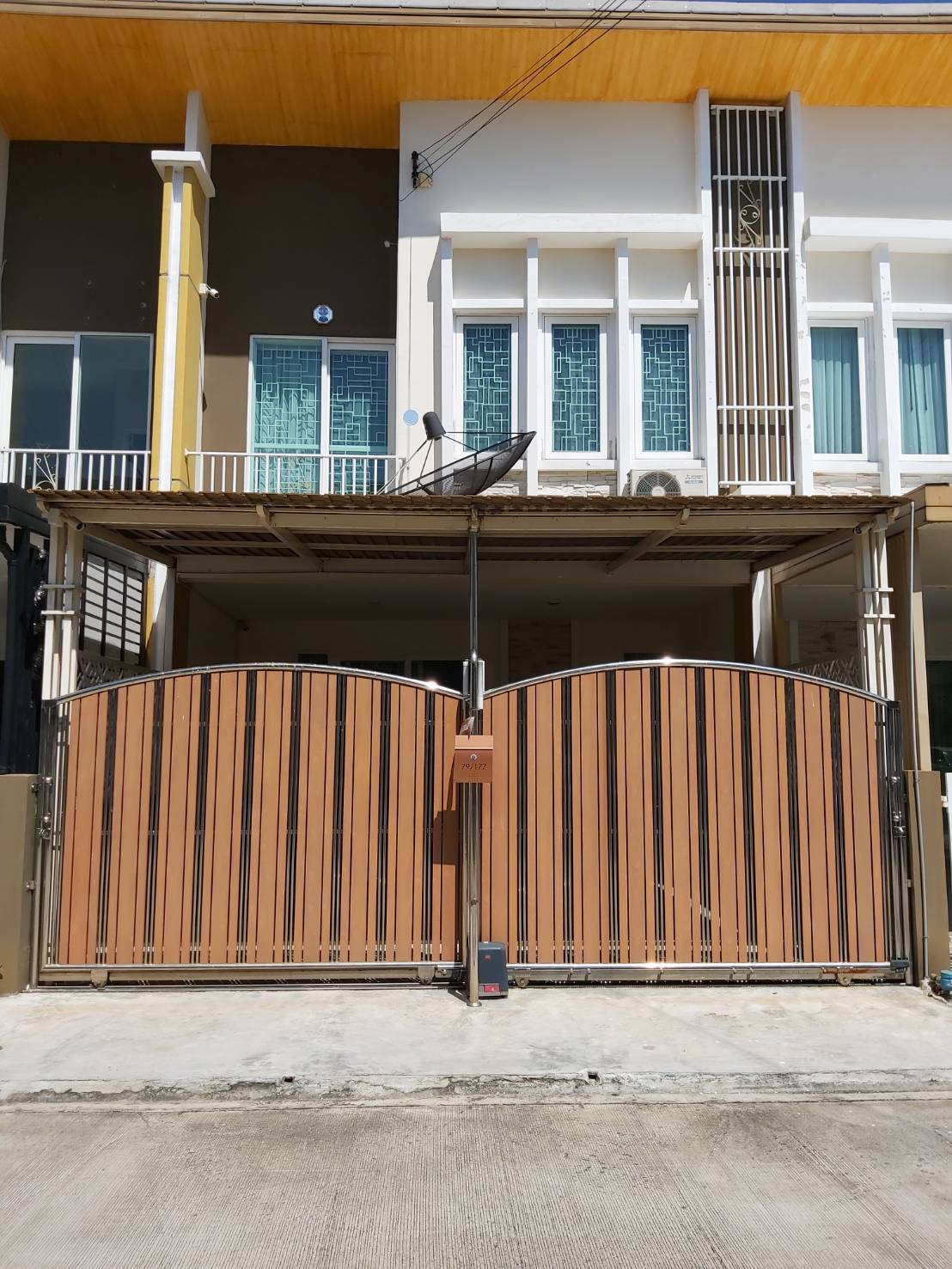 ขายทาวน์เฮ้าส์ 2 ชั้น หมู่บ้าน โกลเด้น ทาวน์ วัชรพล-สุขาภิบาล 5 Gloden Town Watcharapol-Sukhapiban 5 มี 4 ห้องนอน