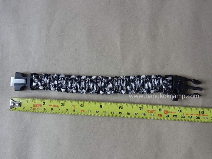สายรัดข้อมือ PARACORD BRACELET ถักจากเชือกพาราคอด PARACORD550 รุ่นใหม่มีแท่งจุดไฟ,นกหวีด สีขาวสลับดำ