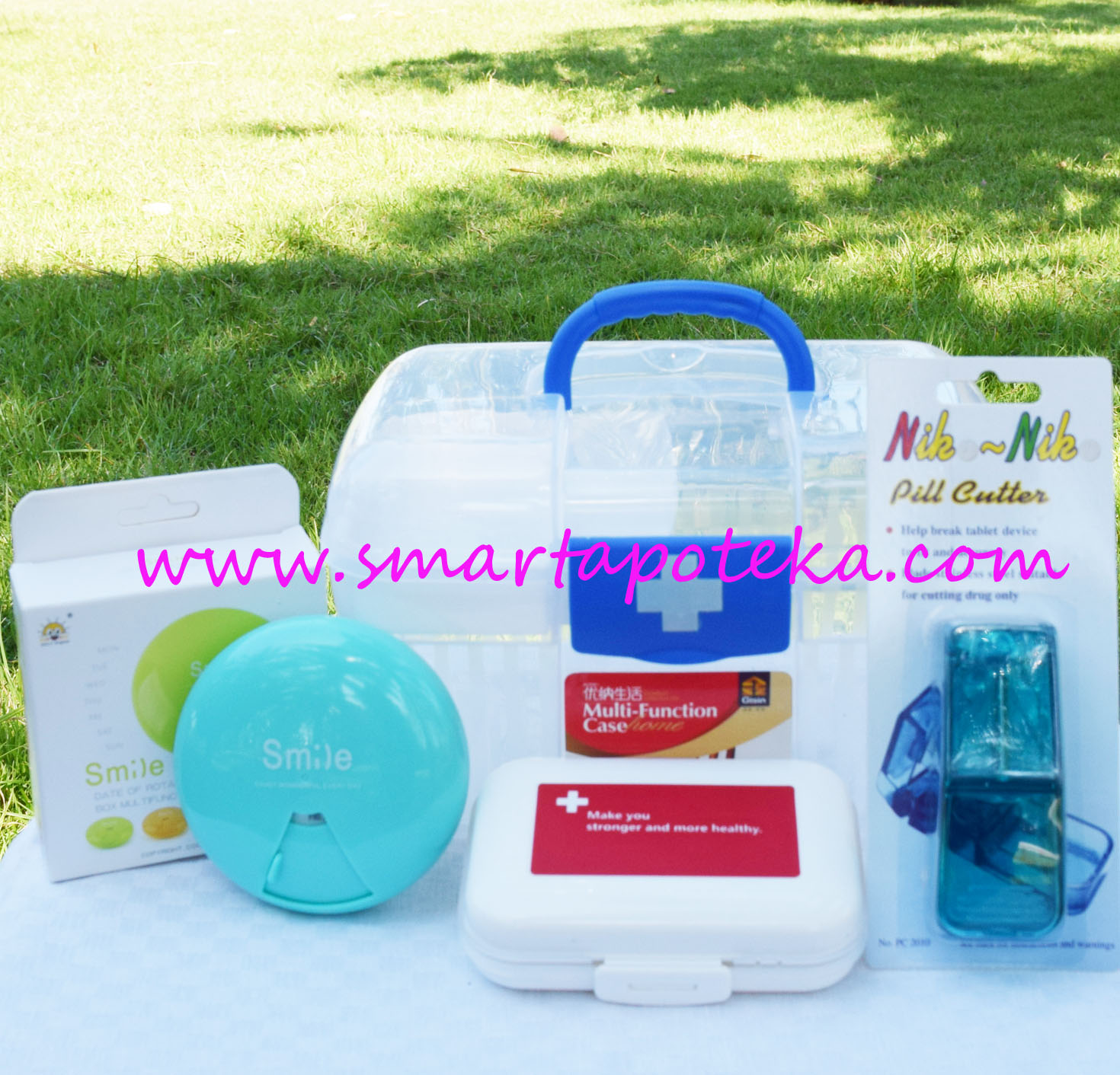 PK MED กล่องใส่ยาสามัญประจำบ้าน Size "S" (น้ำเงิน) + ตลับใส่เม็ดยา smile candy (สีฟ้า) + ตลับใส่เม็ดยาพยาบาล (สีขาว/แดง) + ที่ตัดเม็ดยา (สีเขียว/น้ำเงิน)