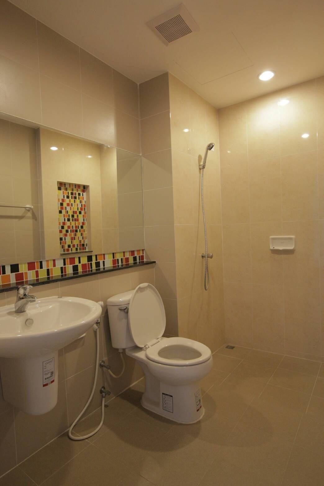 หมู่บ้านชวนชื่นโมดัส วิภาวดี ให้เช่าตึก 3.5 ชั้น ขนาด 20 ตร.วา หน้ากว้าง 5 เมตร