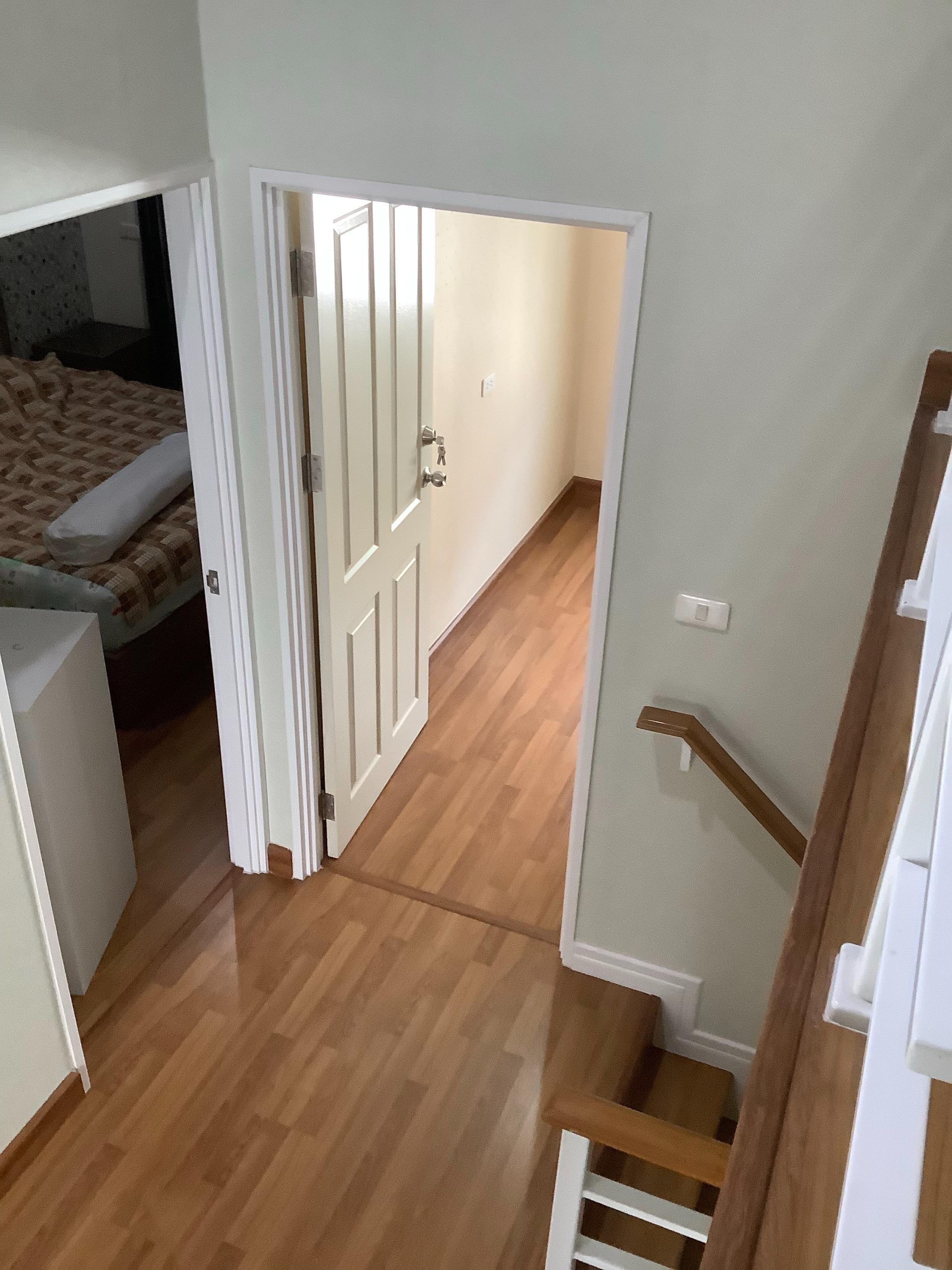 ขายทาวน์เฮ้าส์ 2 ชั้น หมู่บ้าน โกลเด้น ทาวน์ วัชรพล-สุขาภิบาล 5 Gloden Town Watcharapol-Sukhapiban 5 มี 4 ห้องนอน