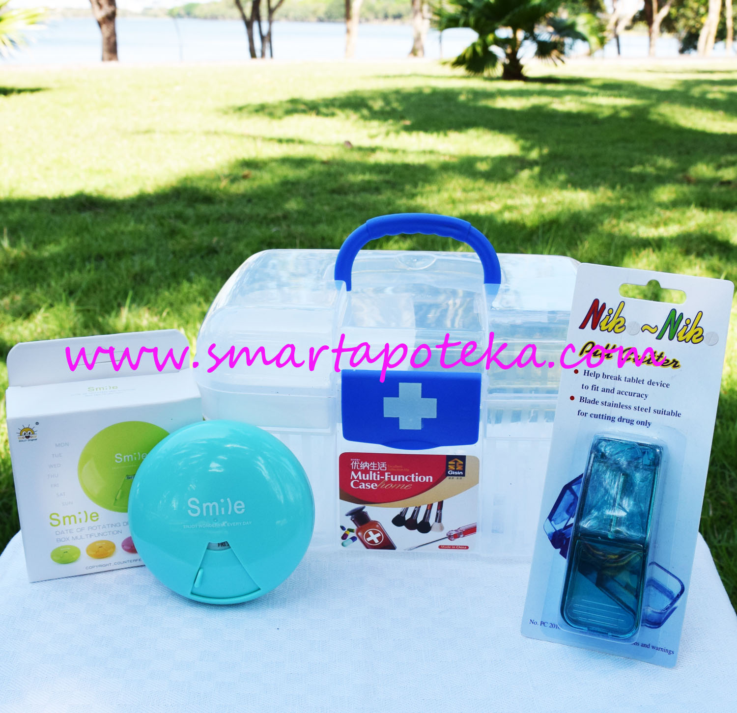 PK MED กล่องใส่ยาสามัญประจำบ้าน Size "S" (น้ำเงิน) + ตลับใส่เม็ดยา smile candy (สีฟ้า) + ที่ตัดเม็ดยา (สีเขียว/น้ำเงิน)