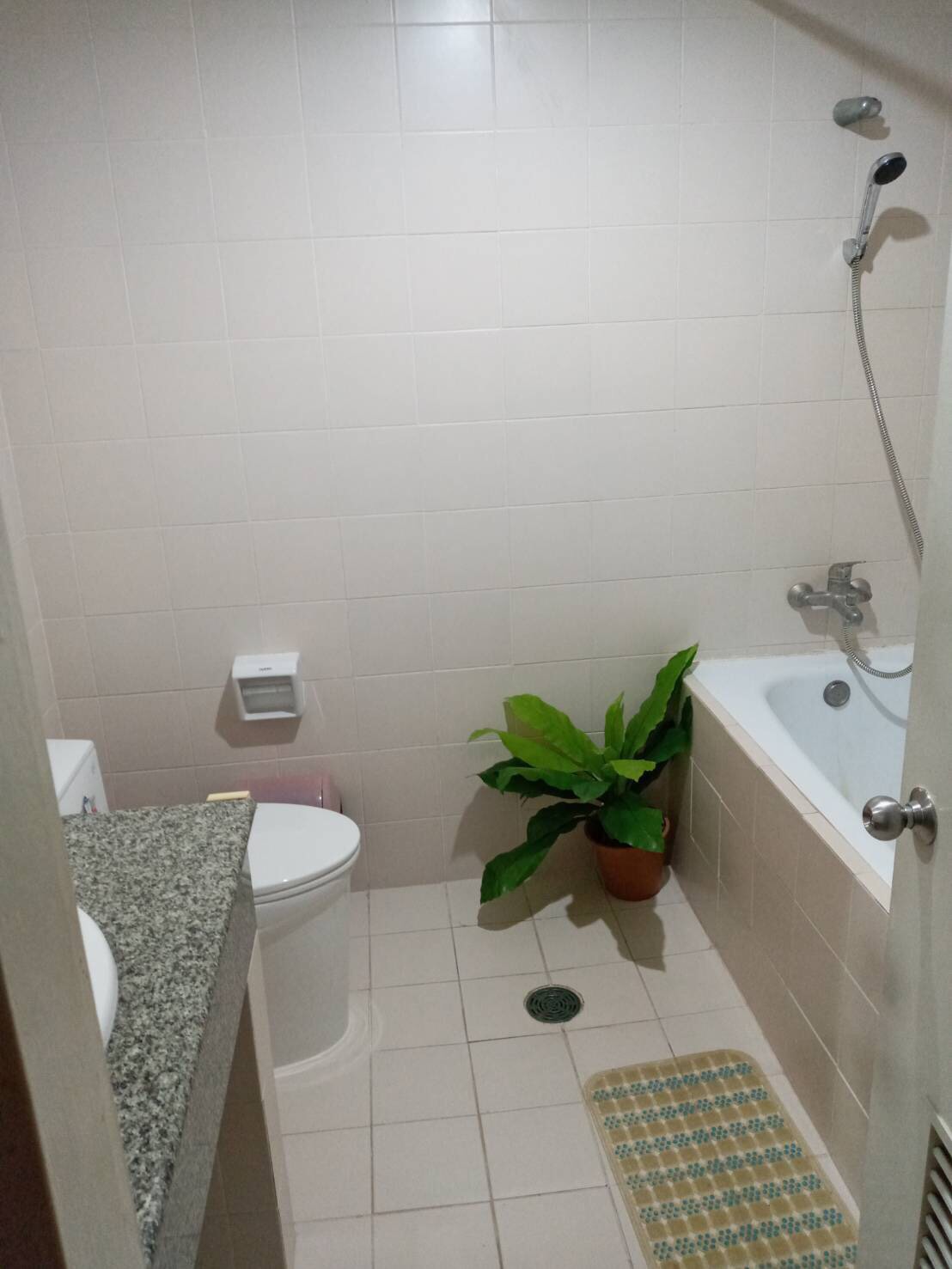 ขายคอนโด Baan Sukhumvit (บ้าน สุขุมวิท) แบบห้องมี 2 ห้องนอน 2 ห้องน้ำ (bathtub 1 & shower 1) มี 1 ห้องรับแขก 1 ห้องครัว