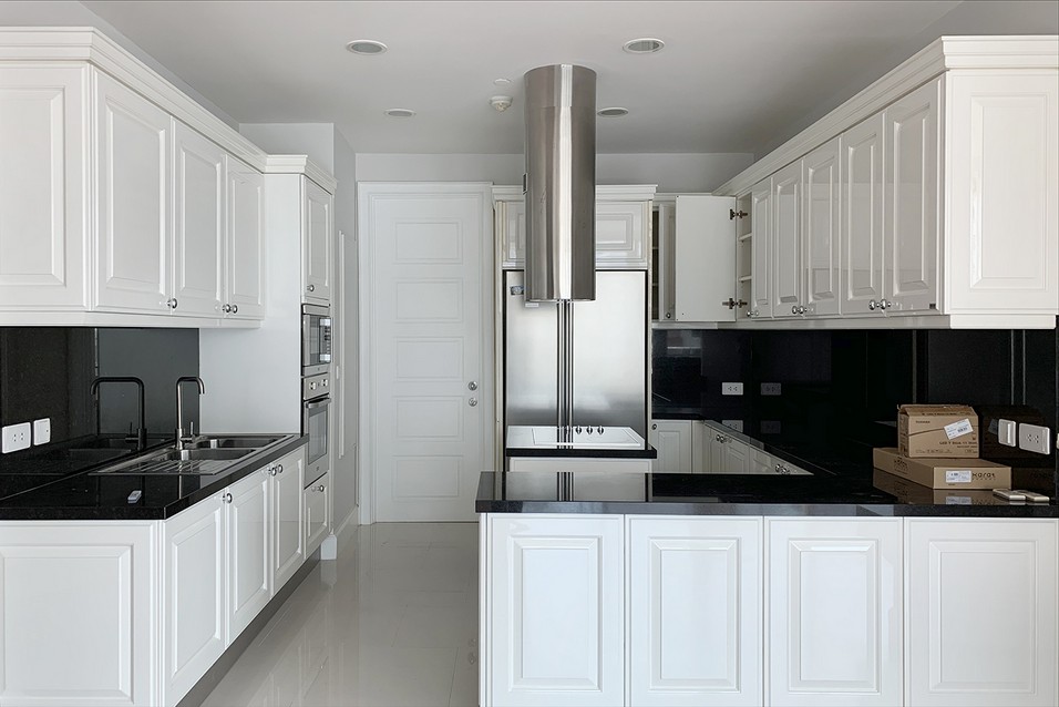 ให้เช่าคอนโด Royce Private Residences (รอย์ช ไพรเวท เรสซิเดนซ์ส) 2 ห้องนอน 2 ห้องน้ำ ขนาด 111.33 ตรม ชั้น 11