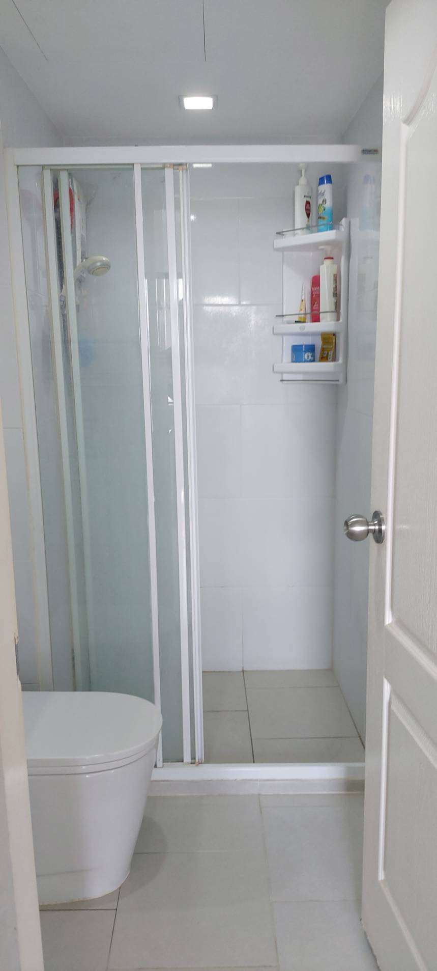 ขายคอนโด The Green Condo 3 เดอะ กรีน คอนโด 3 เฟส : 3 ชั้น: 7 แบบ 1 ห้องนอน 1 ห้องน้ำ 1 ห้องนั่งเล่นและ 1 ห้องครัว ขนาด 31.5 ตารางเมตร