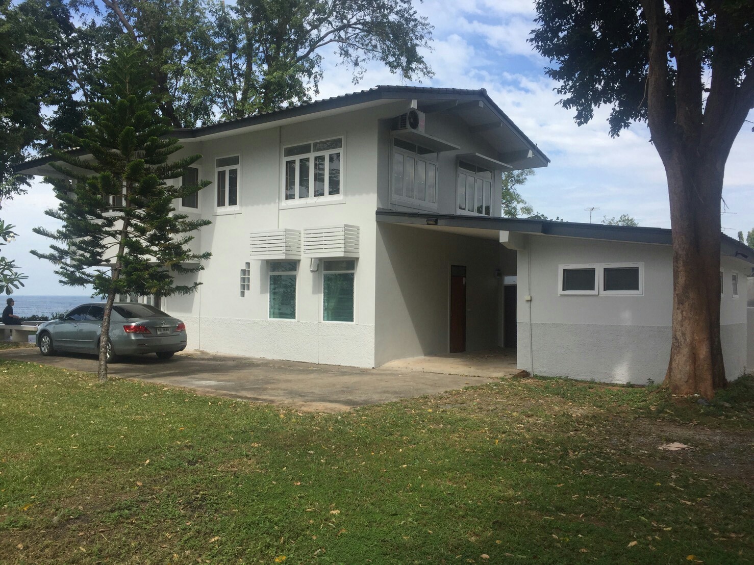 รหัสทรัพย์ 85855 ให้เช่าบ้านเดี่ยวติดทะเล ศรีราชา จ.ชลบุรี 3 ห้องนอน 2 ห้องน้ำ พื้นที่ 1 ไร่ ค่า 45,000 บาทต่อเดือน สัญญาเช่า 1 ปีขึ้นไป เดินทางตั้งต้นจากห้างโรบินสัน