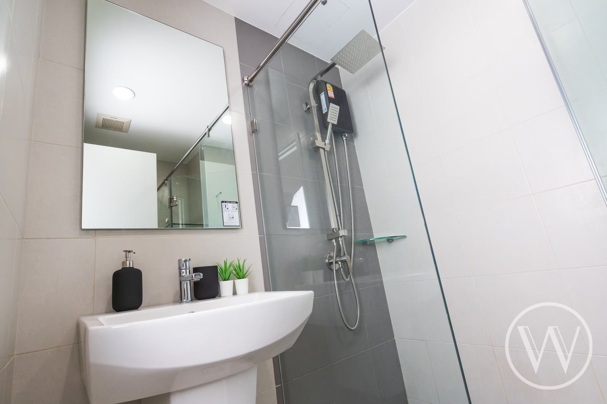 ขายคอนโดหรูติด BTS บางนา IDEO MOBI Sukhumvit Eastgate ไอดีโอ โมบิ สุขุมวิท อีสท์เกต ห้องสตูดิโอขนาด 22 ตร.ม. ชั้น 11 วิวสระว่ายน้ำ