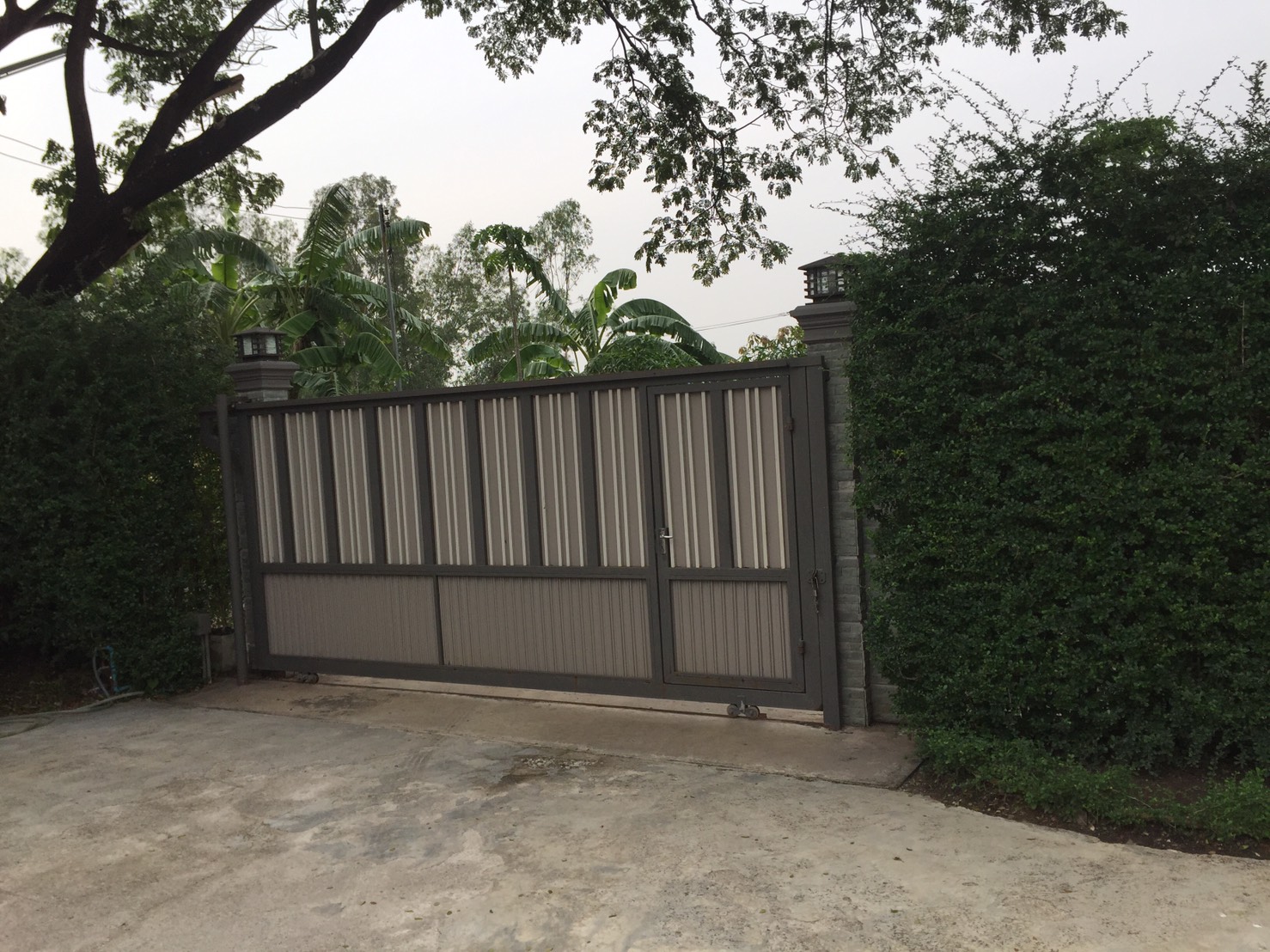 ขายบ้านเดี่ยวชั้นเดียวสไตล์รีสอร์ท 3 ห้องนอน 3 ห้องน้ำ ขนาด 400 ตร.วา พร้อมเรือนรับรองแยกต่างหาก เนื้อที่ใช้สอย 100 ตร.วา