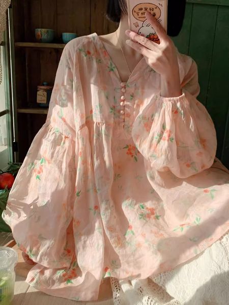 เสื้อสีหวาน พิมพ์ลายดอกไม้เล็กๆ คอวี แขนพอง ทรงหลวมใส่สบาย สวยหวานค่ะ