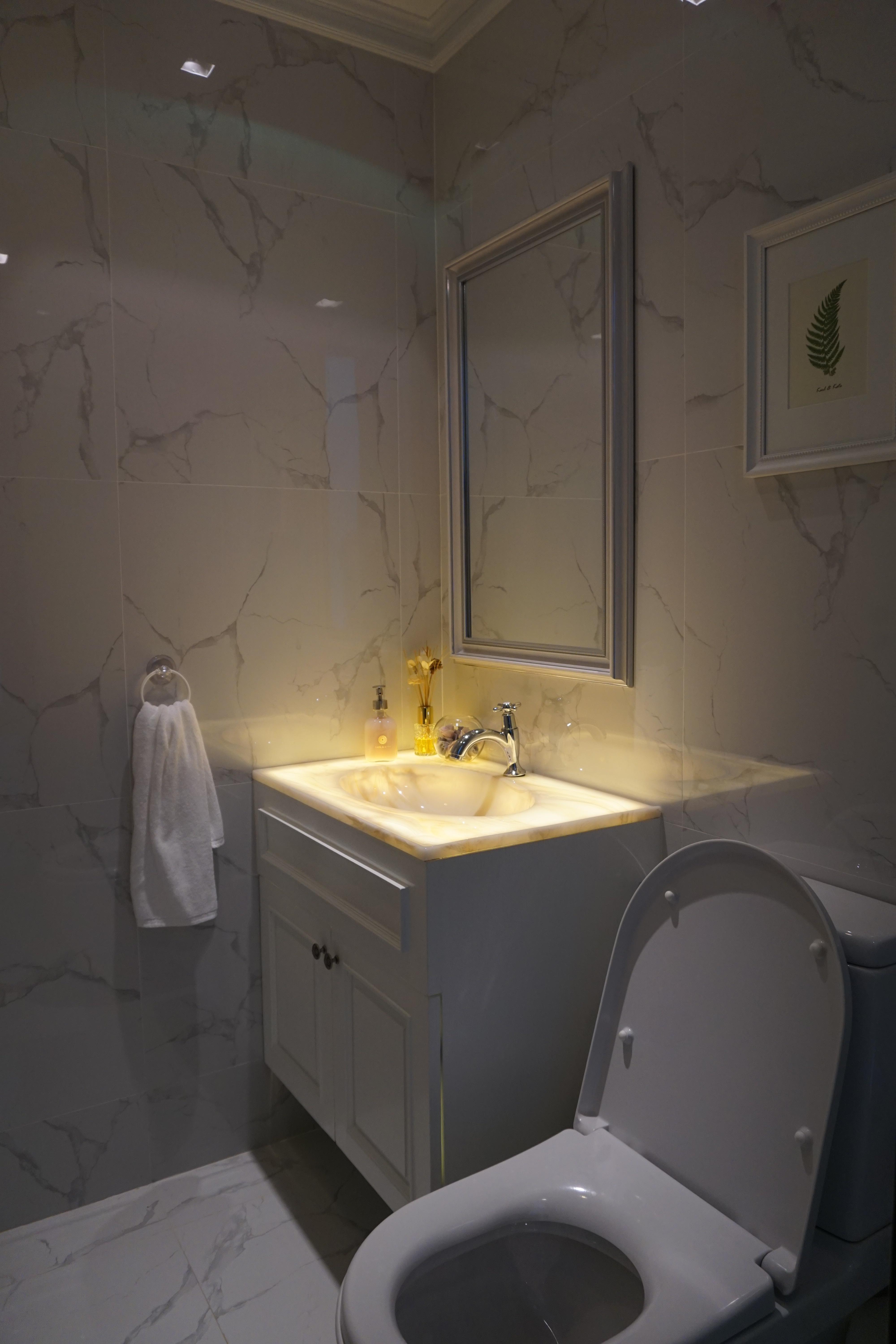 For rent A luxurious 3 bedrooms/bathrooms condo with large balcony overlooking onto the Chao Phraya River.