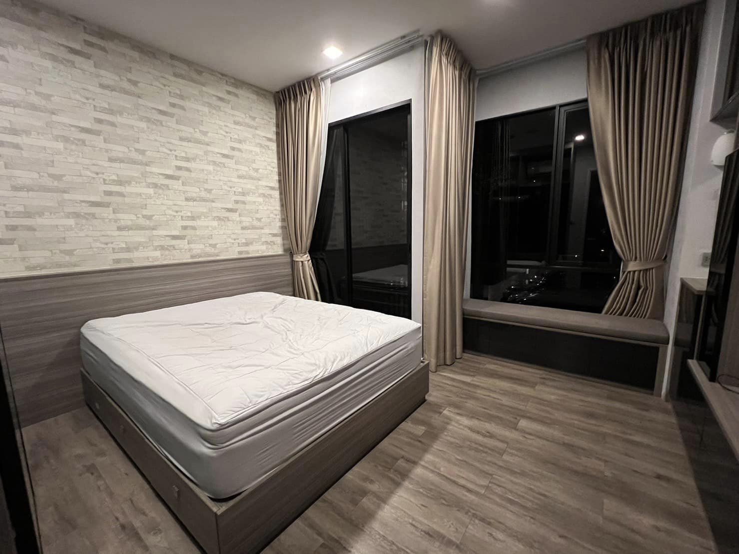 ขาย / เช่าคอนโด Brown Condo Ratchada 32 (บราวน์ คอนโด รัชดา 32) (ขายพร้อมผู้เช่า ) รูปแบบ : 1 ห้องนอน 1 ห้องน้ำ 1 ห้องรับแขก ครัวปิด